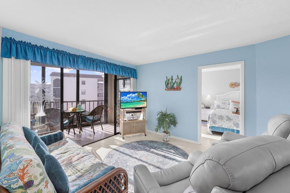 Waterfront condo in Anglers Cove with pools and spas House in Marco Island