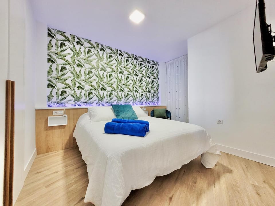 Bed, TV and multimedia, Bedroom