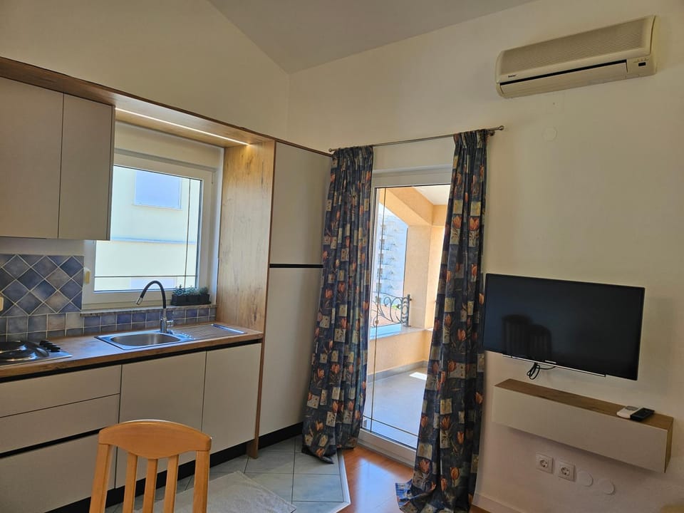 TV and multimedia, Balcony/Terrace, Balcony/Terrace, Kitchen or kitchenette, Dining area, minibar, stove, air conditioner