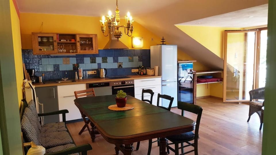 Kitchen or kitchenette, Dining area