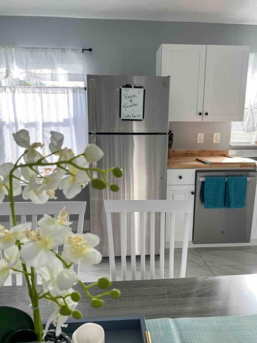 House of Manatees-Entire house with yard, fire pit, dog friendly House in Florida