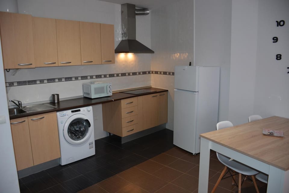 Kitchen or kitchenette, minibar, stove, washing machine