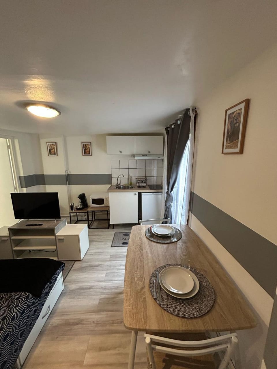 Kitchen or kitchenette, Dining area, stove