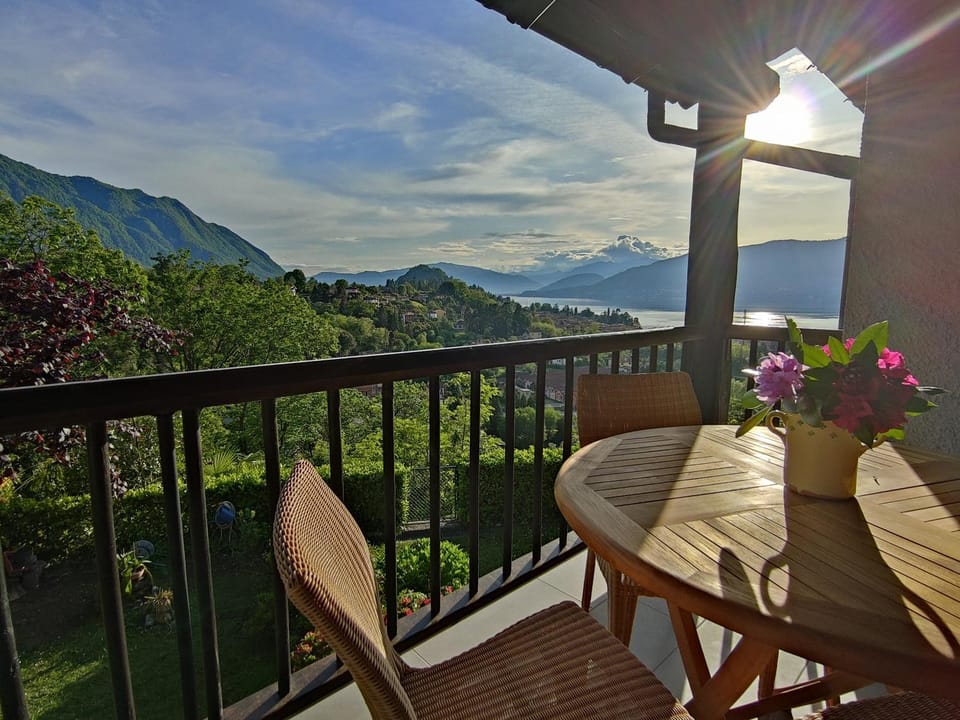Balcony/Terrace, Lake view, Mountain view