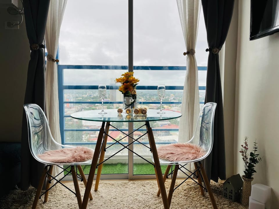 Bright Studio Sleeps 3 with Parking and City view Apartment in Cagayan de Oro