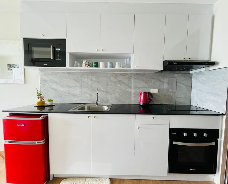 Bright Studio Sleeps 3 with Parking and City view Apartment in Cagayan de Oro
