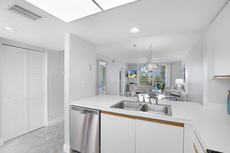 Oceangoing condo with pool and steps to beach and food House in Marco Island