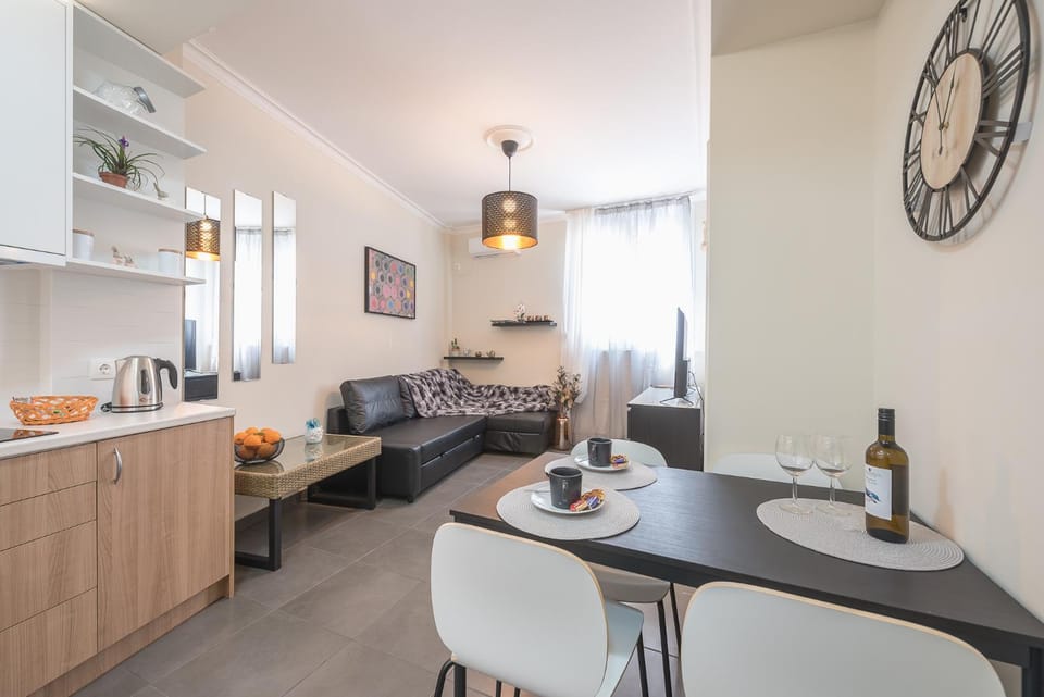 Seating area, Dining area