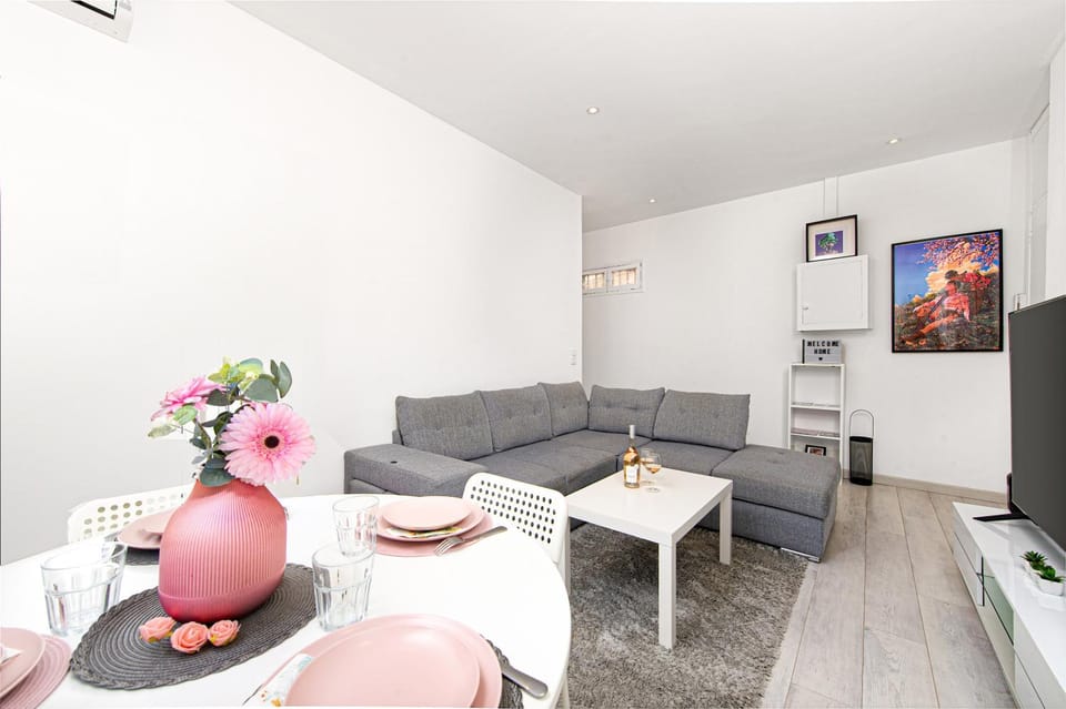 Communal lounge/ TV room, TV and multimedia, Living room, Dining area, air conditioner