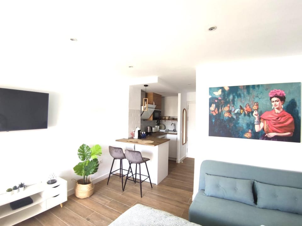 TV and multimedia, Kitchen or kitchenette, Living room, Seating area, Dining area