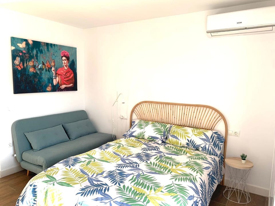Bed, Living room, Photo of the whole room, Seating area, Bedroom, air conditioner