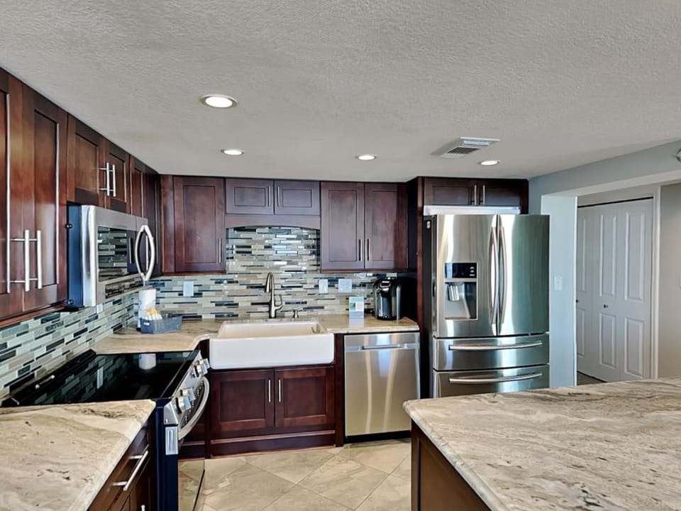 Coffee/tea facilities, Kitchen or kitchenette, dishwasher, microwave, oven, stove, toaster, kitchen