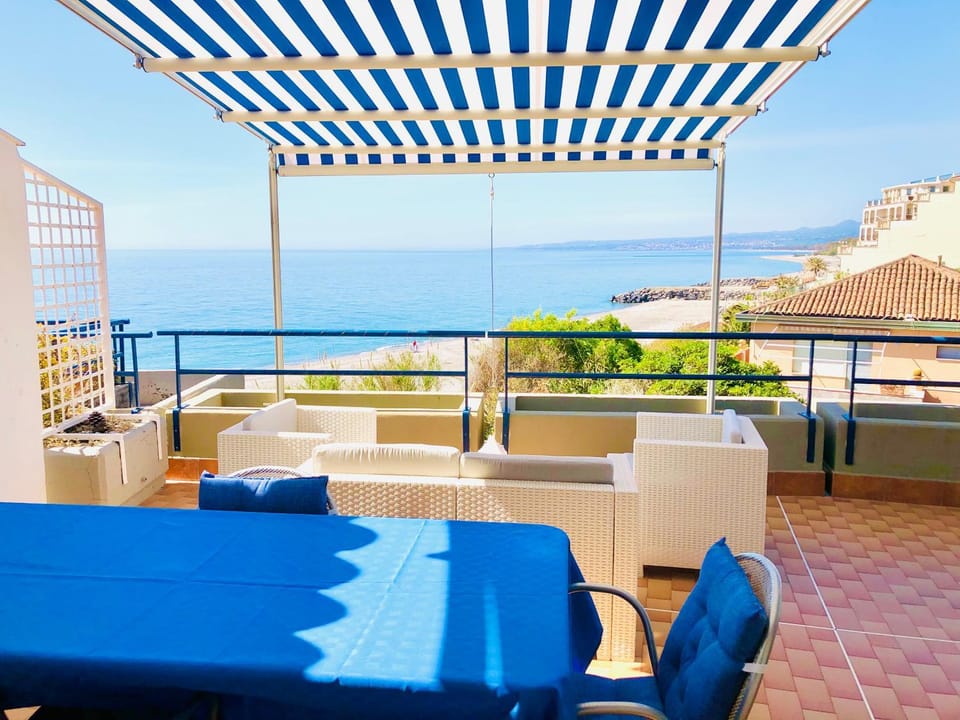 Day, View (from property/room), Balcony/Terrace, Dining area, Sea view