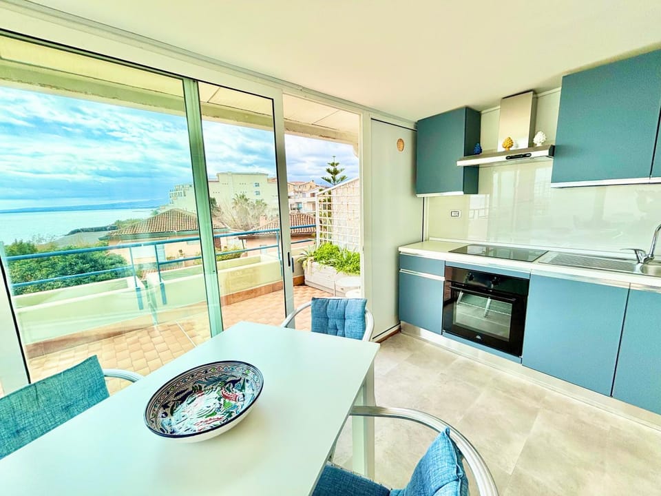 Balcony/Terrace, Kitchen or kitchenette, Dining area, stove
