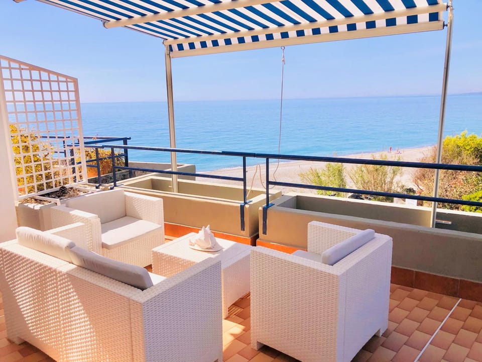 Property building, Day, Balcony/Terrace, Seating area, Sea view