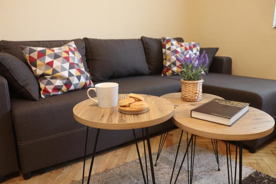 Coffee/tea facilities, Living room, Food and drinks, Seating area