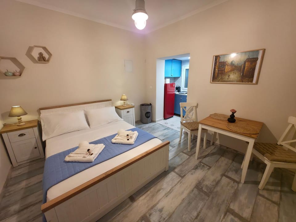 Bed, Photo of the whole room, Seating area, Dining area, Bedroom