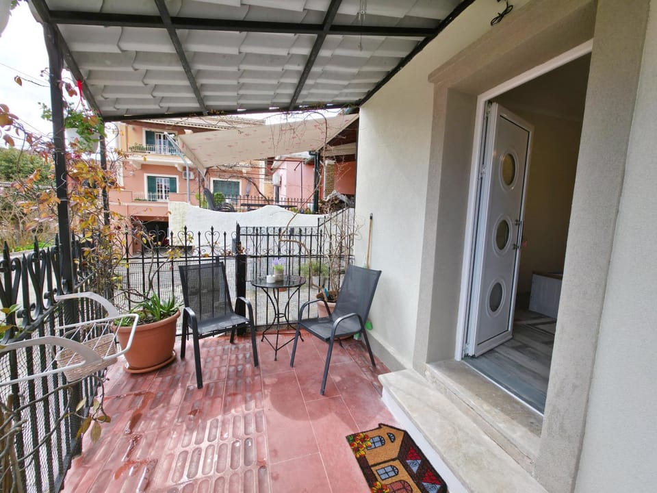 Property building, Patio, Day, Balcony/Terrace