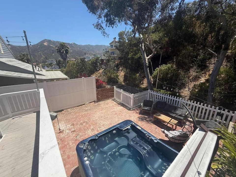 Catalina 3 bedrooms with Hot Tub & Golf Cart House in Avalon