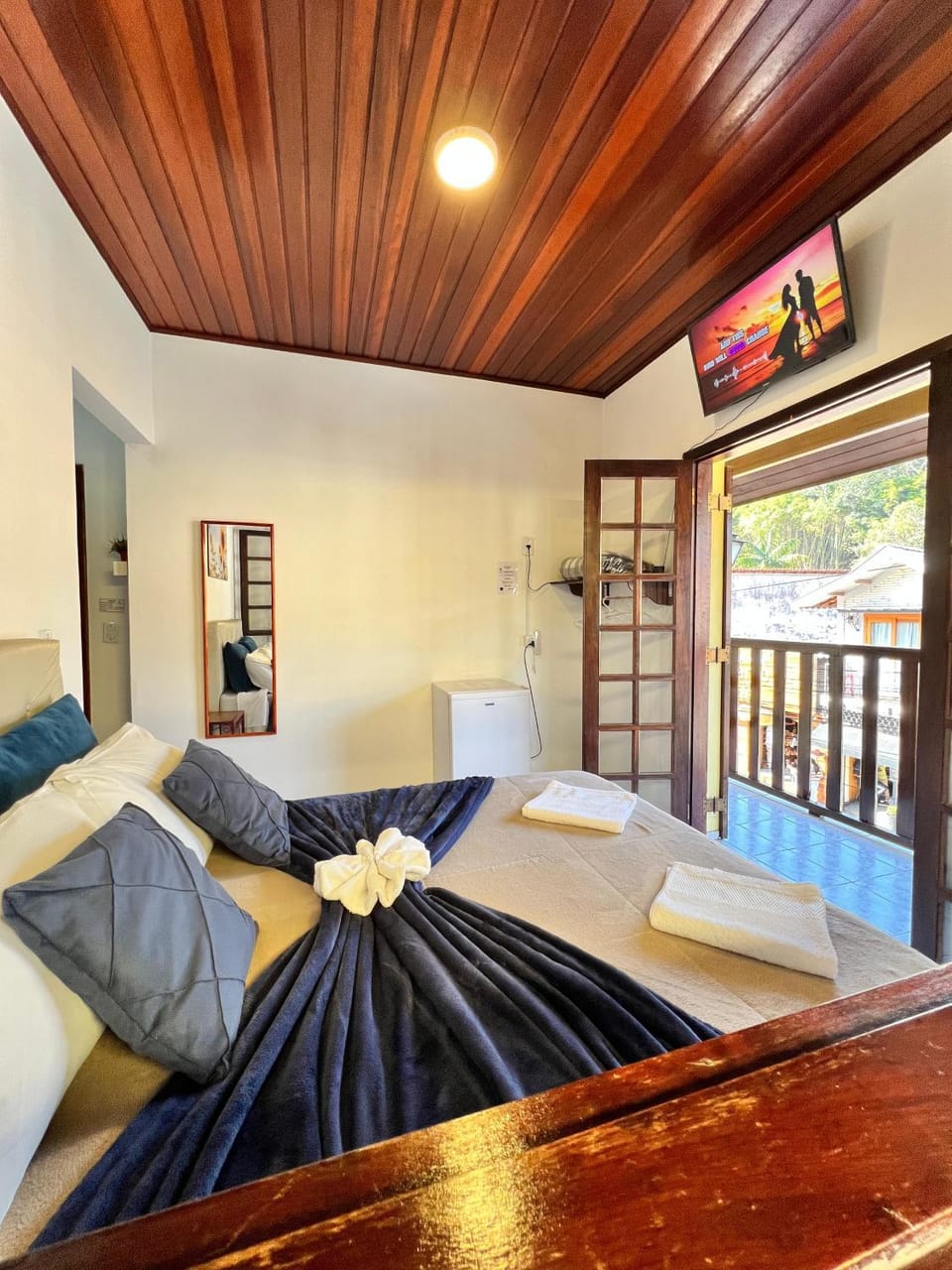 Bed, TV and multimedia, Photo of the whole room