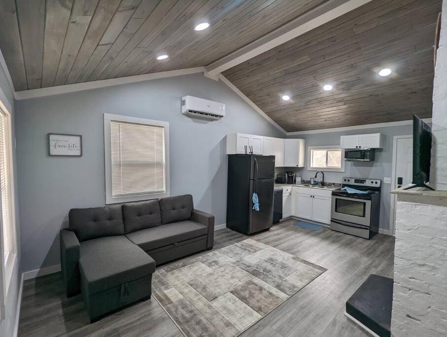Summerlee Suite - Beautiful Remodeled Farmhouse House in West Virginia