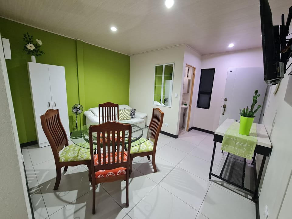 TV and multimedia, Living room, Seating area, Dining area