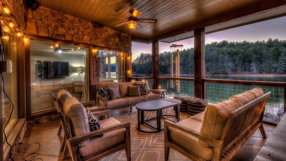 Country Roads House in Blue Ridge Lake