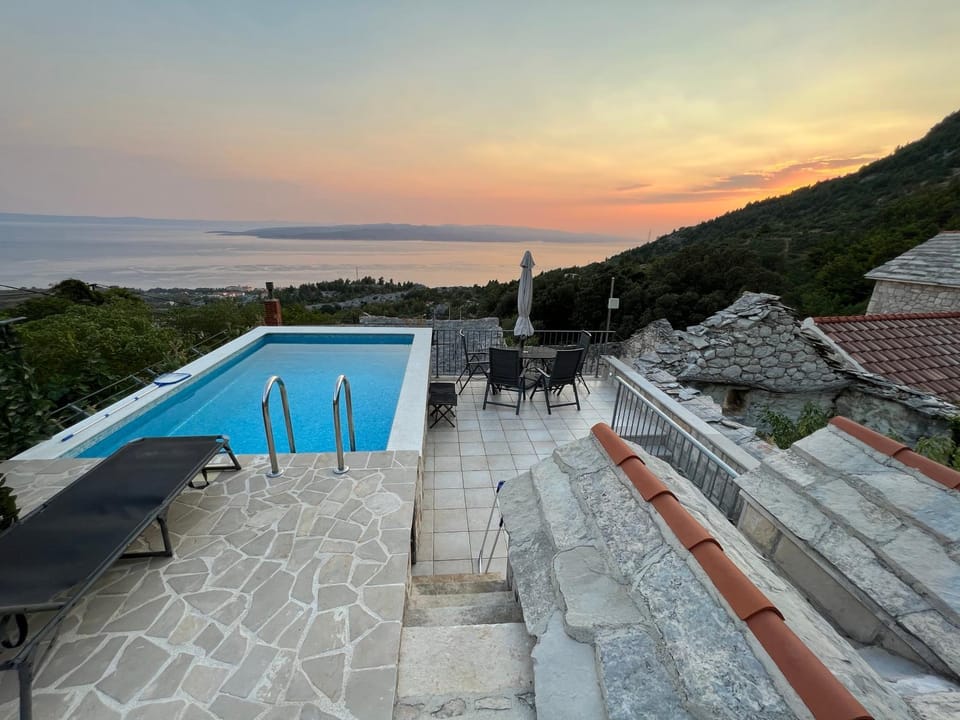 Natural landscape, Balcony/Terrace, Mountain view, Sea view, Swimming pool, Sunrise, Sunset, sunbed