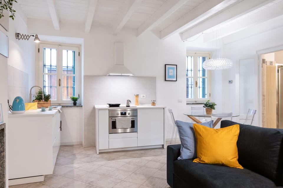 Coffee/tea facilities, Kitchen or kitchenette, Dining area, oven