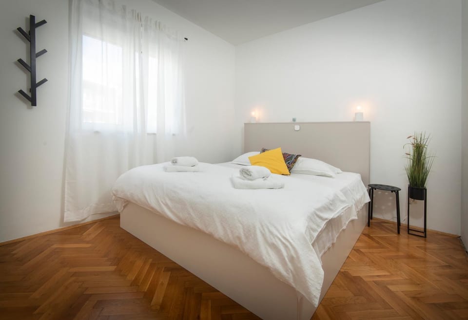 Bed, Bedroom, towels