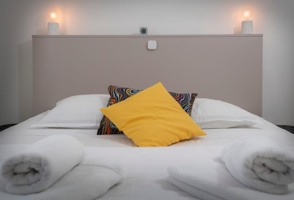 Bed, Bedroom, towels