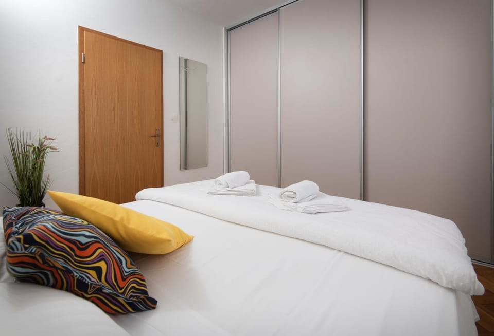 Bed, Bedroom, towels