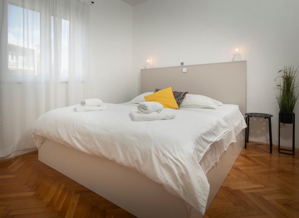 Bed, Bedroom, towels
