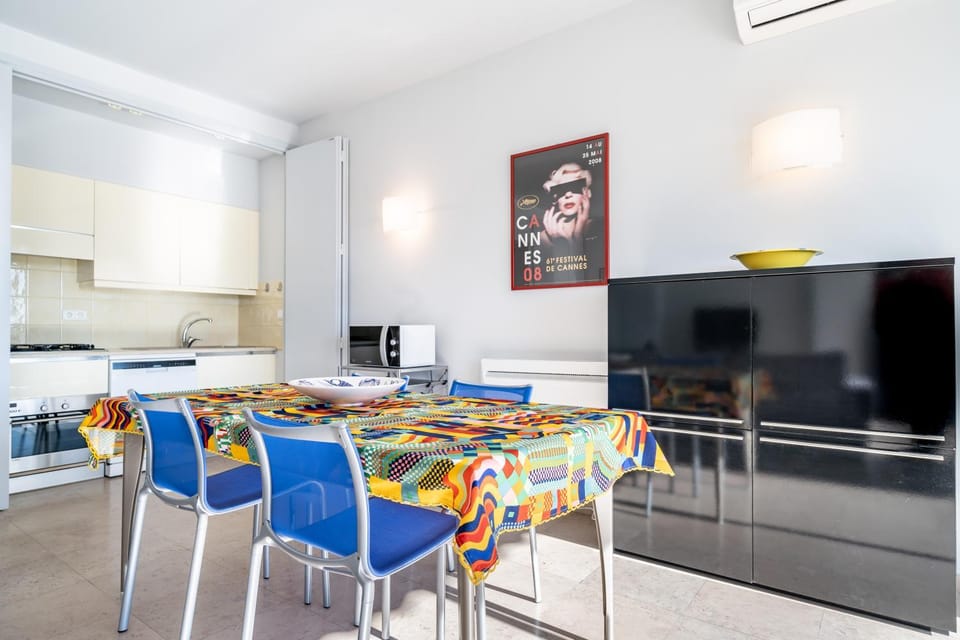 Palm beach- Free Wifi- Parking- Sea View Apartment in Cannes