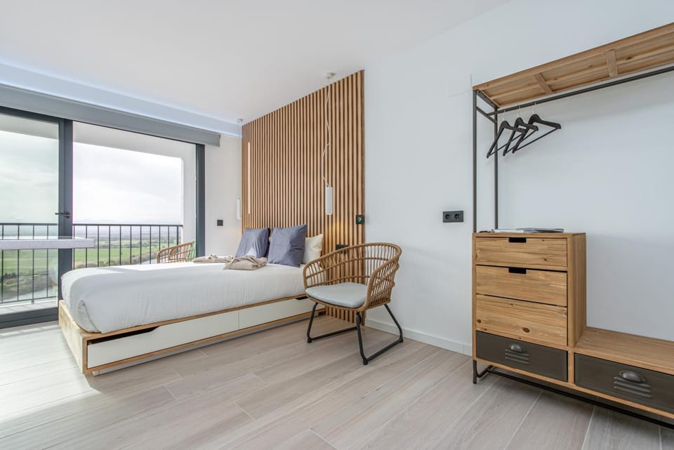 Photo of the whole room, Sea view