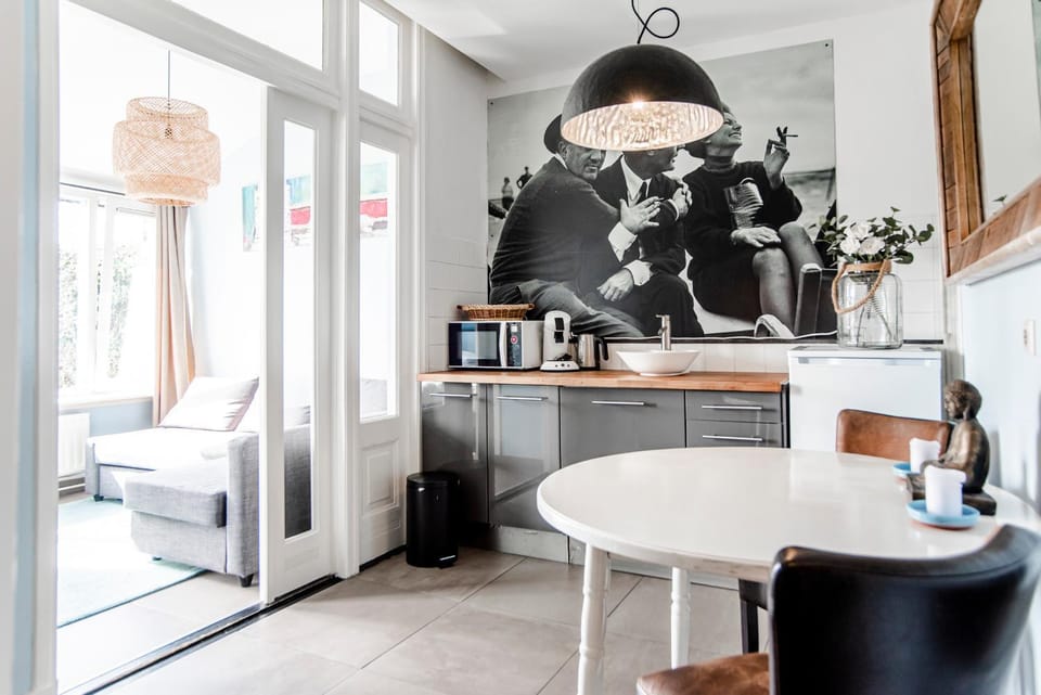 Kitchen or kitchenette, Seating area, Dining area