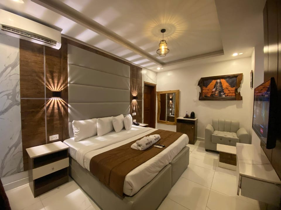 Bed, TV and multimedia, Photo of the whole room, Seating area, Evening entertainment, Bedroom