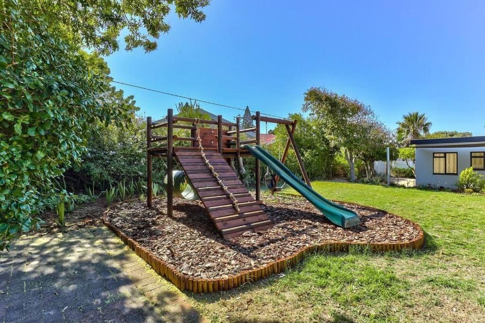 Family Home, WiFi, Patio, Secure Parking House in Cape Town
