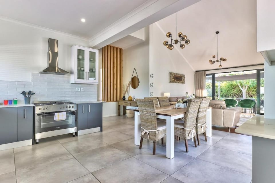 Family Home, WiFi, Patio, Secure Parking House in Cape Town