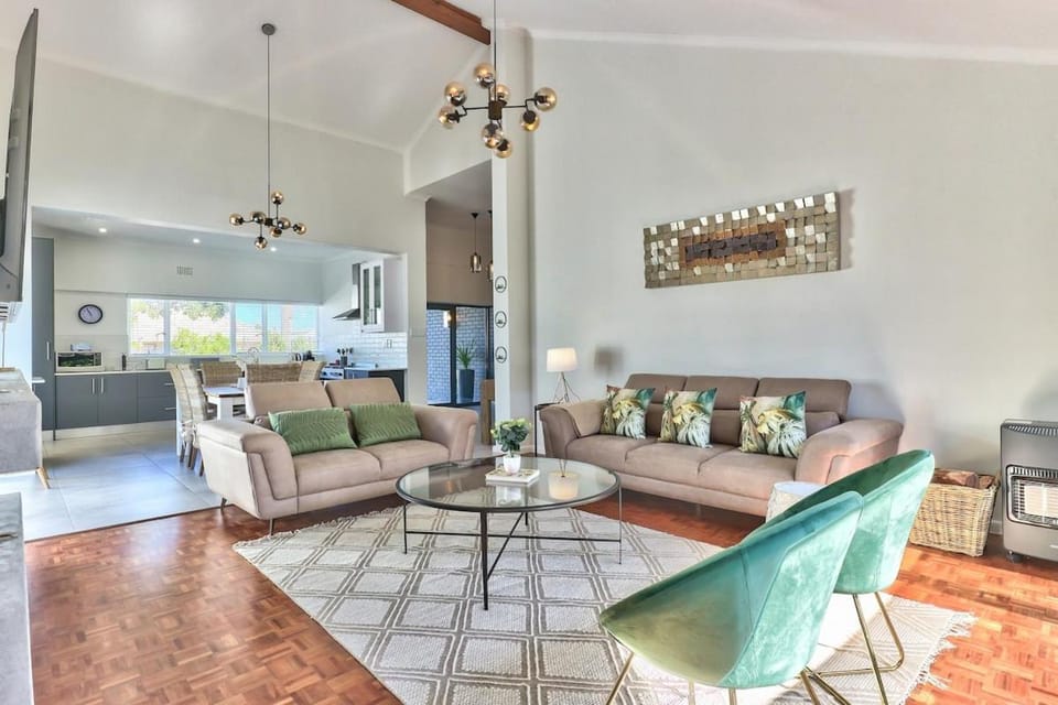 Family Home, WiFi, Patio, Secure Parking House in Cape Town