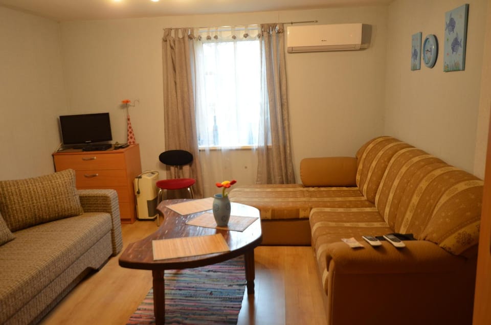 Butas su sodu Juodkrantėje Ievos kalno papėdėje Apartment in Klaipėda County, Lithuania
