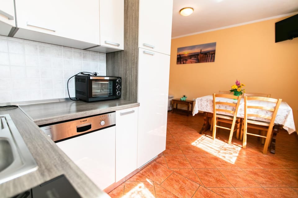 Kitchen or kitchenette, Dining area