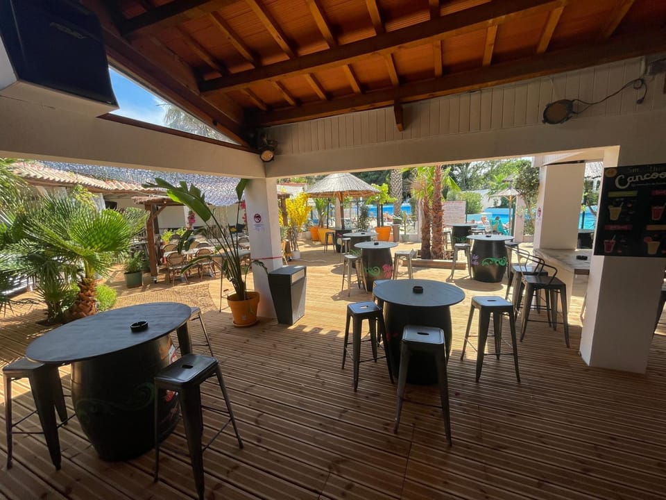 Patio, Restaurant/places to eat, Lounge or bar