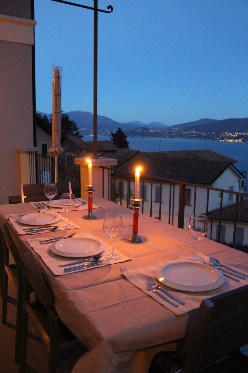 Natural landscape, View (from property/room), Balcony/Terrace, Dining area, Lake view, Mountain view
