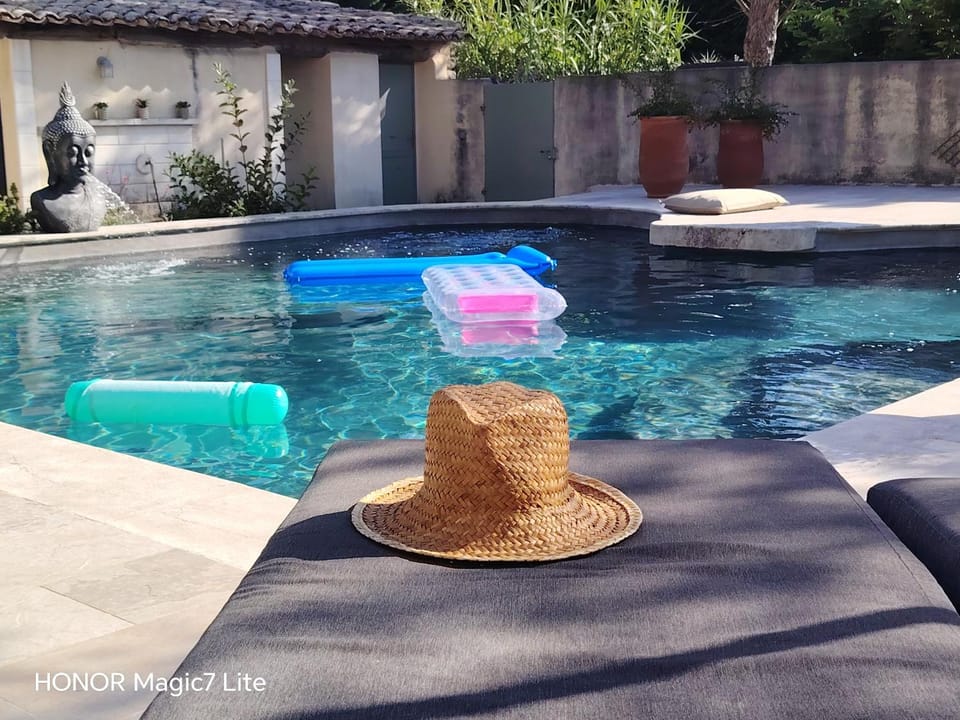 Le Mas Paolo Bed and Breakfast in Le Thor