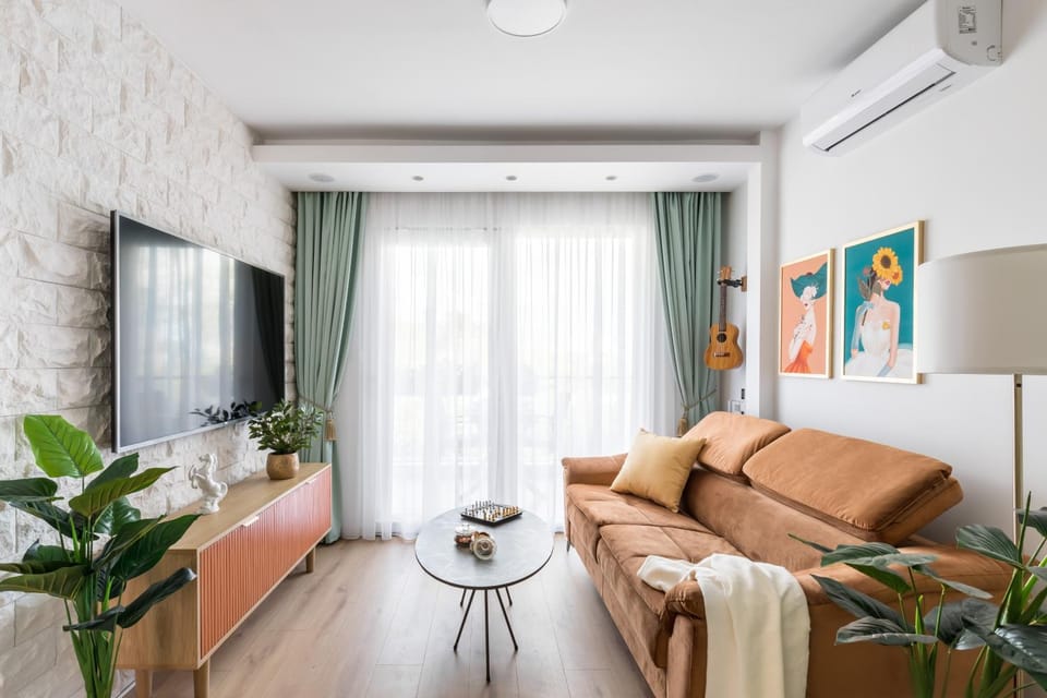 Communal lounge/ TV room, Bed, TV and multimedia, Living room, Seating area, locker, air conditioner