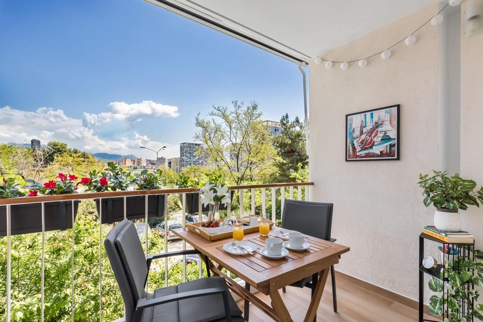 Garden, Coffee/tea facilities, View (from property/room), Balcony/Terrace, Seating area, City view, Garden view, Mountain view, Breakfast, Drinks, Sunrise, Parking, sunbed
