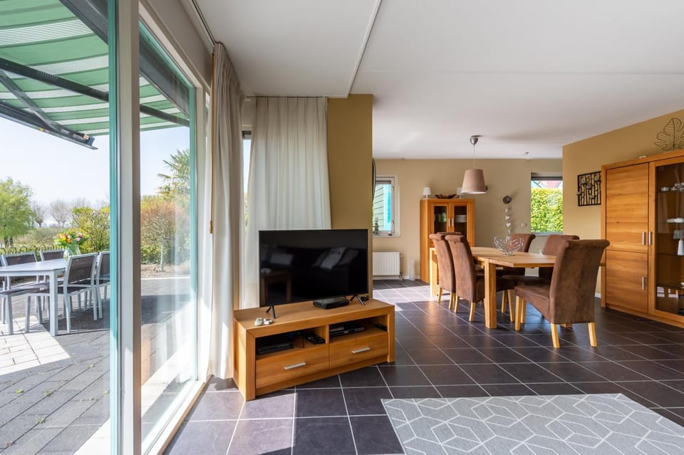Communal lounge/ TV room, Dining area