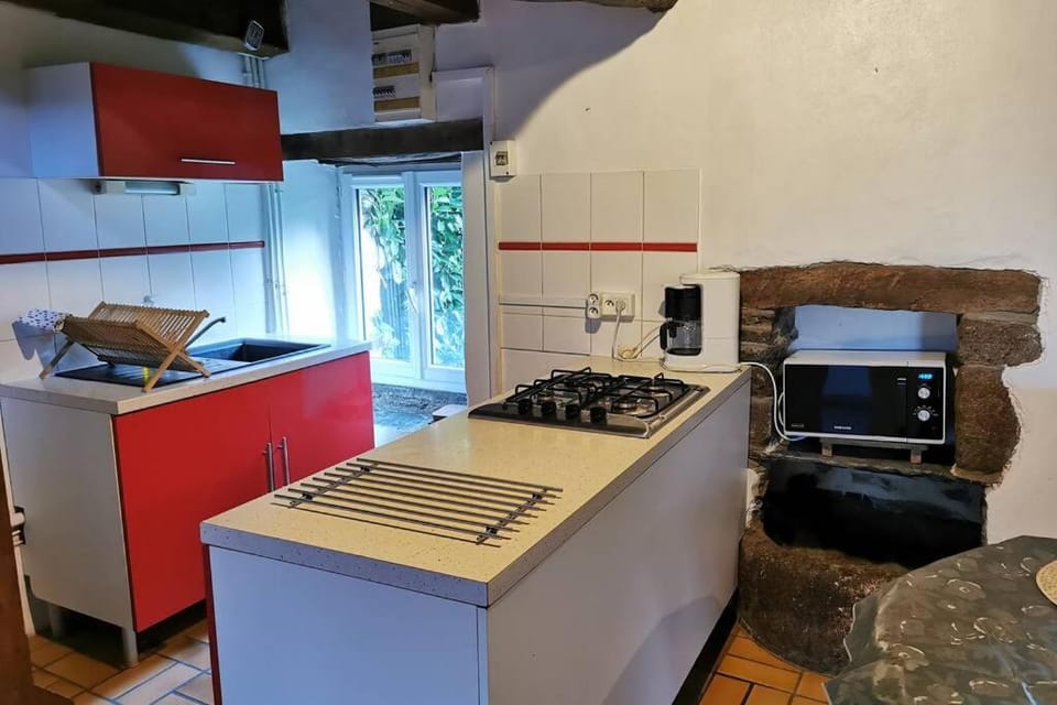 Petite maison dans les Monts d'Arrée TY COZ House in Finistere