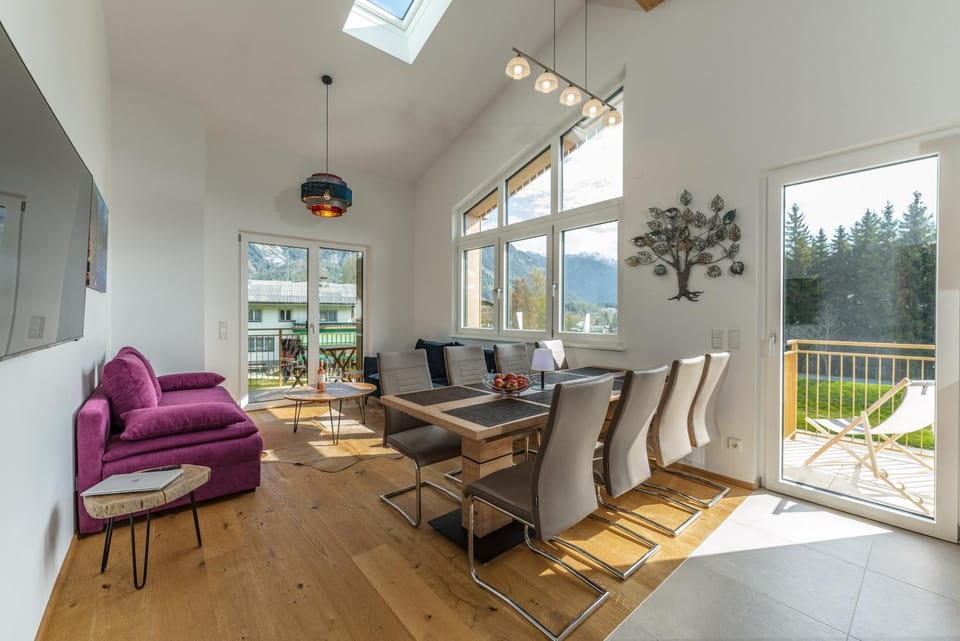 Bed, Living room, Seating area, Dining area